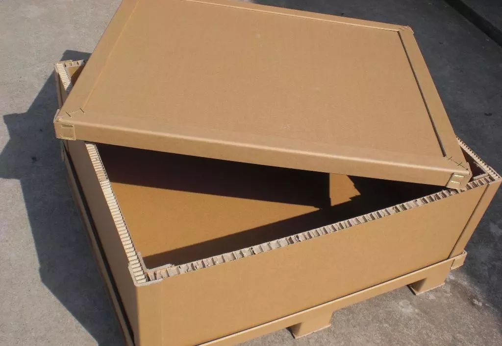 나무 상자를 대체하는 데 자주 사용되는 견고한 벌집 상자 + 종이 코너